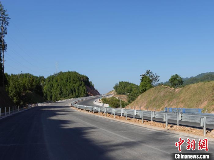 圖為黔江區(qū)過境高速公路的路面?！≈需F建重慶投資集團(tuán)有限公司供圖