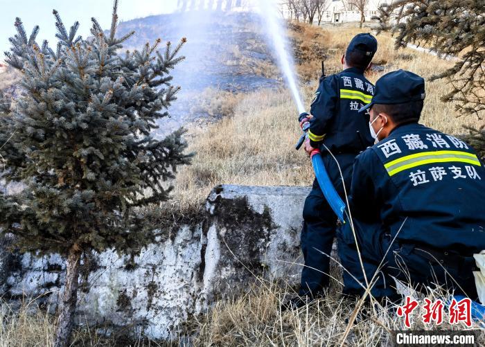 12月6日，布達(dá)拉宮消防救援大隊(duì)在布達(dá)拉宮山體林草區(qū)域開(kāi)展?jié)窕ぷ??！㈣?攝