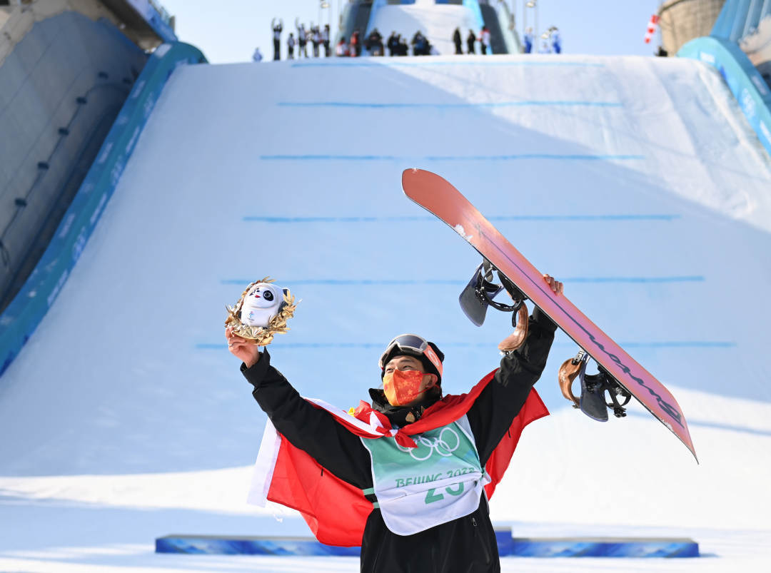 2022年2月15日，中國選手蘇翊鳴在單板滑雪男子大跳臺決賽奪冠后慶祝。新華社記者黃宗治攝