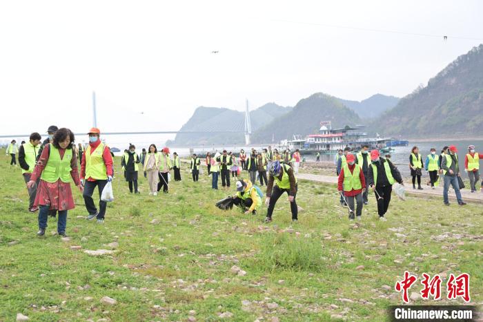 “三峽蟻工”撿拾散落在江灘上的垃圾，定期組織開展凈灘志愿活動(dòng) 田耀平 攝